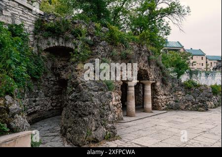 Pjatigorsk, Russland 05.09.2024. Zwei Säulen tragen einen in den Felsen gehauenen Tresor. Historische Sehenswürdigkeiten von Pjatigorsk im heißen Sommer. Dianas Grotte. Stockfoto