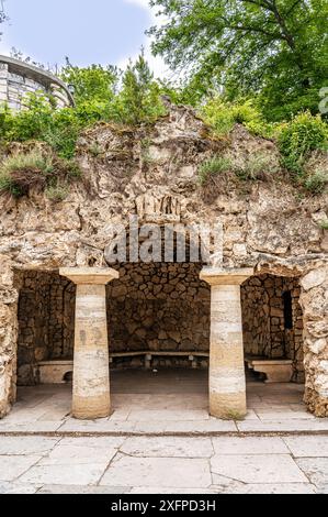 Pjatigorsk, Russland 05.09.2024. Zwei Säulen tragen einen in den Felsen gehauenen Tresor. Historische Sehenswürdigkeiten von Pjatigorsk im heißen Sommer. Dianas Grotte. Stockfoto