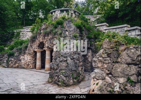 Pjatigorsk, Russland 05.09.2024. Zwei Säulen tragen einen in den Felsen gehauenen Tresor. Historische Sehenswürdigkeiten von Pjatigorsk im heißen Sommer. Dianas Grotte. Stockfoto