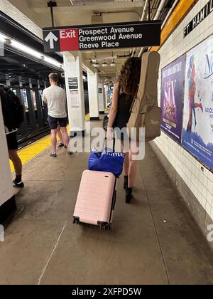 Fahrer, die an der Brooklyn U-Bahn-Station in New York auf ihren Zug warten. Stockfoto