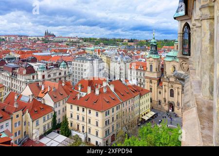 Blick auf die roten Dächer der Stadt Prag und die Burg, Prag, Tschechische Republik Stockfoto