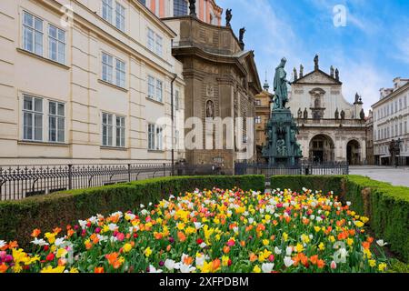 St. Franziskus von Assisi und St. Salvator Kirche, Karlsplatz mit Karl IV Statue, Prag, Böhmen, Tschechische Republik Stockfoto