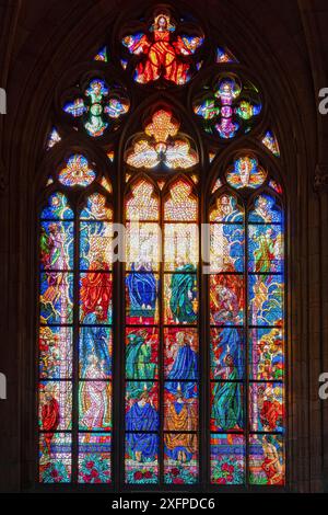 Prager Burg, gotische Metropolitankirche der Heiligen Veit, Wenzel und Adalbert, Kapelle St. Ludmila, Buntglasfenster, Prag, Tschechische Republik Stockfoto