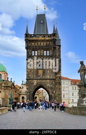 Karlsbrücke, Brückenturm der Altstadt, mittelalterliche Steinbogenbrücke über den Fluss Vitava, Prag, Böhmen, Tschechische Republik Stockfoto