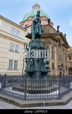 Karls IV. Statue und Kirche des hl. Franz von Assisi, Karlsplatz, Prag, Böhmen, Tschechische Republik Stockfoto