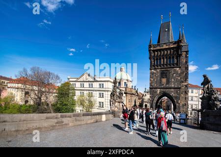 Karlsbrücke, Brückenturm der Altstadt, mittelalterliche Steinbogenbrücke über den Fluss Vitava, Prag, Böhmen, Tschechische Republik Stockfoto