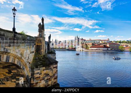 Karlsbrücke, Brückenturm der Altstadt, mittelalterliche Steinbogenbrücke über die Vitava und das Schloss mit der Kathedrale, Prag, Böhmen, Tschechien Stockfoto