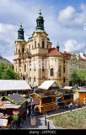 Altstadtplatz und Nikolaikirche während eines Volksfestes in Prag, Böhmen, Tschechien Stockfoto