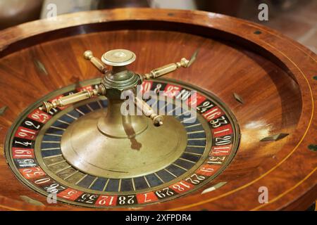 Altes hölzernes Roulette-Rad in einem Kasino Stockfoto