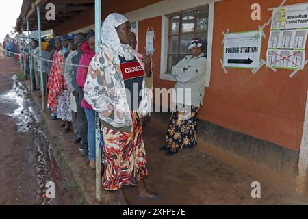 Menschen, die bei den Wahlen in Kenia in der Nähe von Kitale Kenia am 8. August 2017 anstehen. Stockfoto