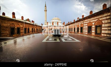 Izmir, Türkei. Juli 2024. Blick auf eine historische Hisar-Moschee aus der zweiten Etage des Gasthauses Kızlaragası, das die türkische und osmanische Kultur widerspiegelt, ein starkes touristisches Gebiet von Izmir. Quelle: İdil Toffolo/Alamy Live News Stockfoto