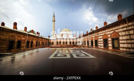 Izmir, Türkei. Juli 2024. Blick auf eine historische Hisar-Moschee aus der zweiten Etage des Gasthauses Kızlaragası, das die türkische und osmanische Kultur widerspiegelt, ein starkes touristisches Gebiet von Izmir. Quelle: İdil Toffolo/Alamy Live News Stockfoto