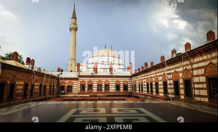 Izmir, Türkei. Juli 2024. Blick auf eine historische Hisar-Moschee aus der zweiten Etage des Gasthauses Kızlaragası, das die türkische und osmanische Kultur widerspiegelt, ein starkes touristisches Gebiet von Izmir. Quelle: İdil Toffolo/Alamy Live News Stockfoto