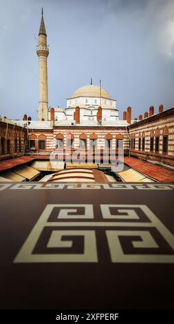 Izmir, Türkei. Juli 2024. Blick auf eine historische Hisar-Moschee aus der zweiten Etage des Gasthauses Kızlaragası, das die türkische und osmanische Kultur widerspiegelt, ein starkes touristisches Gebiet von Izmir. Quelle: İdil Toffolo/Alamy Live News Stockfoto