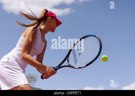 Junge Frau, die Tennis auf dem Tennisplatz spielt, olympia-Sport, Outdoor-Aktivitätenkonzept Stockfoto