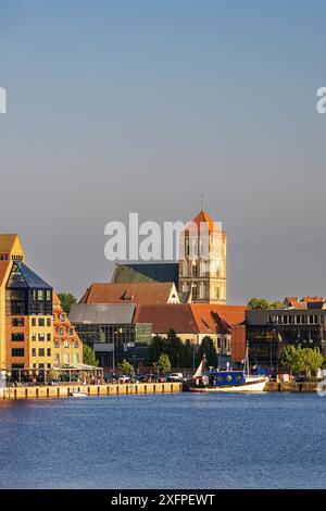 Blick über Warnow zur Hansestadt Rostock Stockfoto