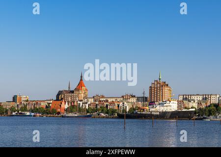 Blick über Warnow zur Hansestadt Rostock Stockfoto