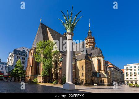 Blick auf die Nikolaisaeule und Nikolaikirche in Leipzig Stockfoto