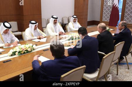 Astana, Kasachstan. Juli 2024. Der russische Präsident Wladimir Putin, rechts, und Mitglieder der russischen Delegation hören während eines bilateralen Treffens mit Katar Emir Tamim bin Hamad Al Thani, 3. Links, am Rande des Gipfels der Shanghai Cooperation Organization am 4. Juli 2024 in Astana (Kasachstan) zu. Quelle: Gavriil Grigorov/Kreml Pool/Alamy Live News Stockfoto