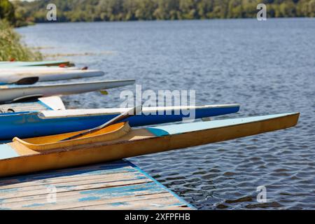 Sportler, die Wasserkajak fahren, Wassersport, Kajak- und Kanufahren, olympische Spiele, Ruderwettbewerbe Stockfoto