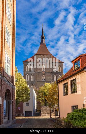 Blick auf die Marienkirche in der Hansestadt Rostock im Herbst Stockfoto