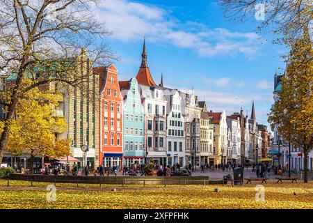 Blick auf die Kroepeliner Straße in der Hansestadt Rostock im Herbst Stockfoto