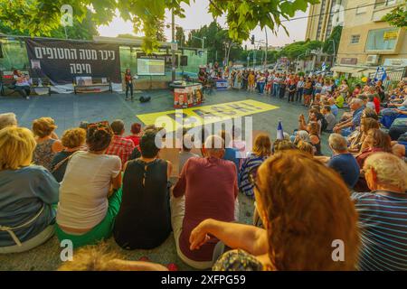 Haifa, Israel - 4. Juli 2024: Menschenmenge nimmt an einer Versammlung zur Unterstützung von Geiselfamilien Teil, Haifa, Israel Stockfoto