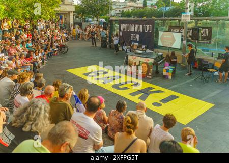 Haifa, Israel - 4. Juli 2024: Menschenmenge nimmt an einer Versammlung zur Unterstützung von Geiselfamilien Teil, Haifa, Israel Stockfoto