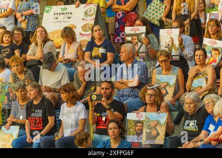 Haifa, Israel - 4. Juli 2024: Menschenmenge nimmt an einer Versammlung zur Unterstützung von Geiselfamilien Teil, Haifa, Israel Stockfoto