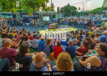 Haifa, Israel - 4. Juli 2024: Pfadfinder und andere Personen nehmen an einer Unterstützungsversammlung für Geiselfamilien in Haifa, Israel Teil Stockfoto