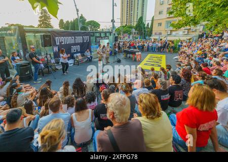 Haifa, Israel - 4. Juli 2024: Pfadfinder und andere Personen nehmen an einer Unterstützungsversammlung für Geiselfamilien in Haifa, Israel Teil Stockfoto