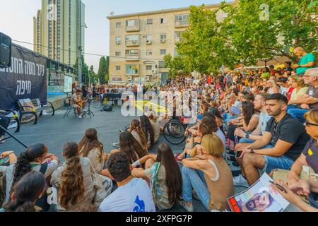 Haifa, Israel - 4. Juli 2024: INBAR Golan und Ofir Kori singen vor der Menge in einer Versammlung zur Unterstützung der Geiselfamilien in Haifa, Israel Stockfoto