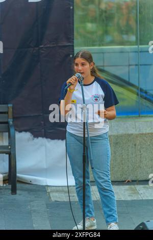 Haifa, Israel - 4. Juli 2024: Jugendvorsitzender Mor Cohen spricht in einer Versammlung zur Unterstützung von Geiselfamilien in Haifa, Israel Stockfoto