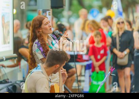 Haifa, Israel - 4. Juli 2024: INBAR Golan und Ofir Kori singen vor der Menge in einer Versammlung zur Unterstützung der Geiselfamilien in Haifa, Israel Stockfoto