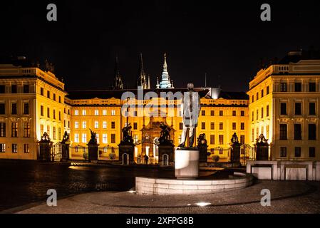 Eine Bronzestatue von Tom Garrigue Masaryk steht nachts am Hradcany Square, beleuchtet von Straßenlaternen. Prag, Tschechien Stockfoto