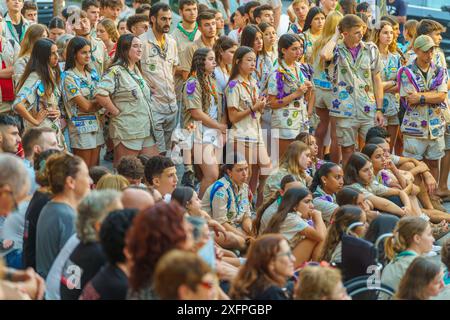 Haifa, Israel - 4. Juli 2024: Pfadfinder und andere Personen nehmen an einer Unterstützungsversammlung für Geiselfamilien in Haifa, Israel Teil Stockfoto