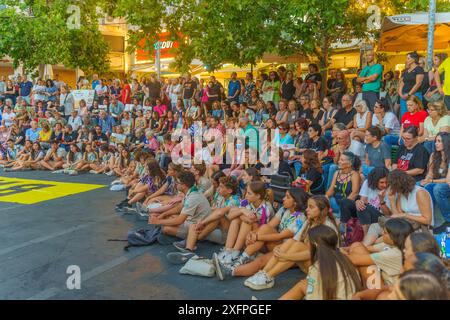 Haifa, Israel - 4. Juli 2024: Pfadfinder und andere Personen nehmen an einer Unterstützungsversammlung für Geiselfamilien in Haifa, Israel Teil Stockfoto