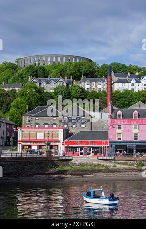 Oban Distillery und McCaig's Tower auf Battery Hill mit Blick auf die Stadt Oban, Argyll and Bute, Schottland, Großbritannien, Juni 2017 Stockfoto