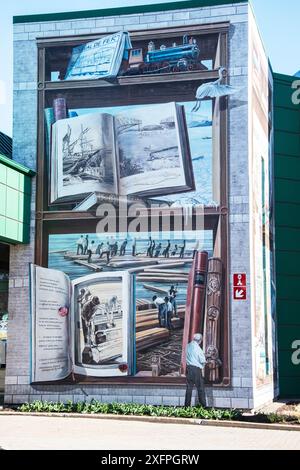 Frau liest ein Buch in einem hölzernen Wandgemälde in der öffentlichen Bibliothek Lauréat-Vallière auf Chem. Du Fleuve in Levis, Quebec, Kanada Stockfoto