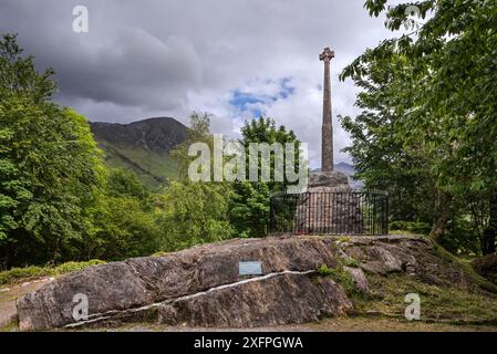 Denkmal mit keltischem Kreuz zum Gedenken an das Massaker des Clans MacDonald of Glencoe 1692, Glen Coe, Lochaber, Scottish Highlands, Schottland, UK, Juni 2017 Stockfoto