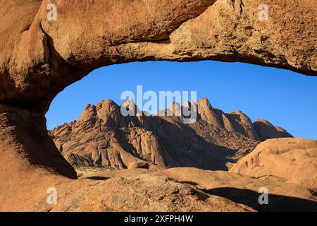 Rock Arch mit dem Spitzkoppe im Hintergrund Stockfoto