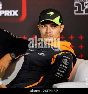 NORTHAMPTONSHIRE, VEREINIGTES KÖNIGREICH. Juli 24. Lando Norris (Großbritannien) von McLaren bei der heutigen Drivers’ Press Conference während des Grand Prix 2024 von Qatar Airways auf dem Silverstone Circuit am Donnerstag, den 04. Juli 2024 in NORTHAMPTONSHIRE, ENGLAND. Quelle: Taka G Wu/Alamy Live News Stockfoto