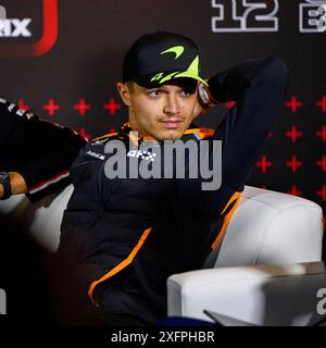 NORTHAMPTONSHIRE, VEREINIGTES KÖNIGREICH. Juli 24. Lando Norris (Großbritannien) von McLaren bei der heutigen Drivers’ Press Conference während des Grand Prix 2024 von Qatar Airways auf dem Silverstone Circuit am Donnerstag, den 04. Juli 2024 in NORTHAMPTONSHIRE, ENGLAND. Quelle: Taka G Wu/Alamy Live News Stockfoto