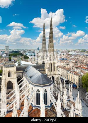 Unvergleichlicher Blick auf die Altstadt von Bordeaux mit Kathedrale St. Andrew an einem sonnigen Tag in Frankreich. Hochwertige Fotografie Stockfoto