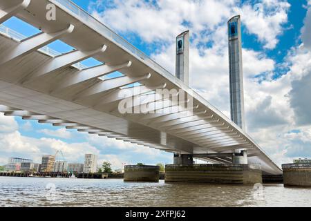 Bordeaux, Frankreich, 18. April 2023: Jacques Chaban Hängebrücke über den Fluss Garonne. Frankreich. Hochwertige Fotografie Stockfoto