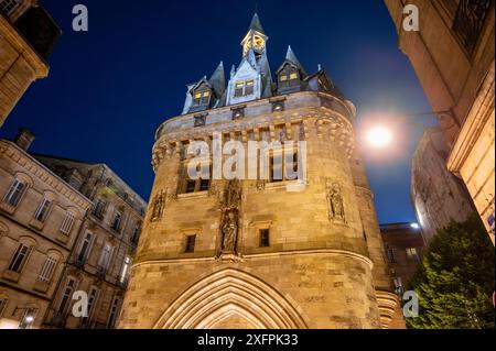 Nachtblick auf die Porte Cailhau oder Porte du Palais. Das ehemalige Stadttor der Stadt Bordeaux in Frankreich. Eine der wichtigsten touristischen Attraktionen von Stockfoto