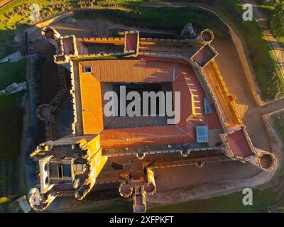 Aus der Vogelperspektive auf das mittelalterliche Schloss La Mota in Medina del Campo, Valladolid, Castilla y Leon, Spanien. Hochwertige Fotografie Stockfoto