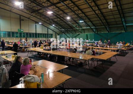 Garon Park, Southend on Sea, Essex, Großbritannien. Juli 2024. Die Wahlurnen kommen an der Stelle der Wahlurnen auf den Tennisplätzen im Garon Park für die Wahlkreise Southend West und Leigh sowie für die Wahlkreise Southend East und Rochford an. Beide Sitze sind seit ihrer Gründung 1950 konservativ. Stockfoto