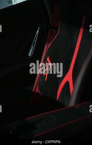 Lamborghini Aventador SVJ-Sitzdetail – schwarzer alcantara-Sitz des italienischen Supersportwagens mit roten Nähten – hochauflösendes Bild Stockfoto