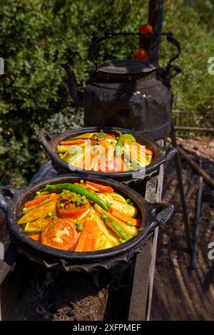 Gemüsetagine, Restaurant am Fluss, God's Bridge, Akchour, Talassemtane Nature Park, RIF-Region, marokko Stockfoto